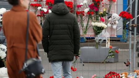 Homenaje a las víctimas del tiroteo en Moscú. Foto: REUTERS.