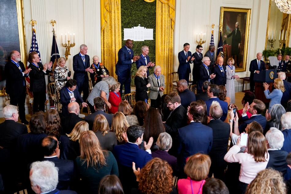 Joe Biden entregando la Medalla Presidencial de la Libertad. Foto: Reuters