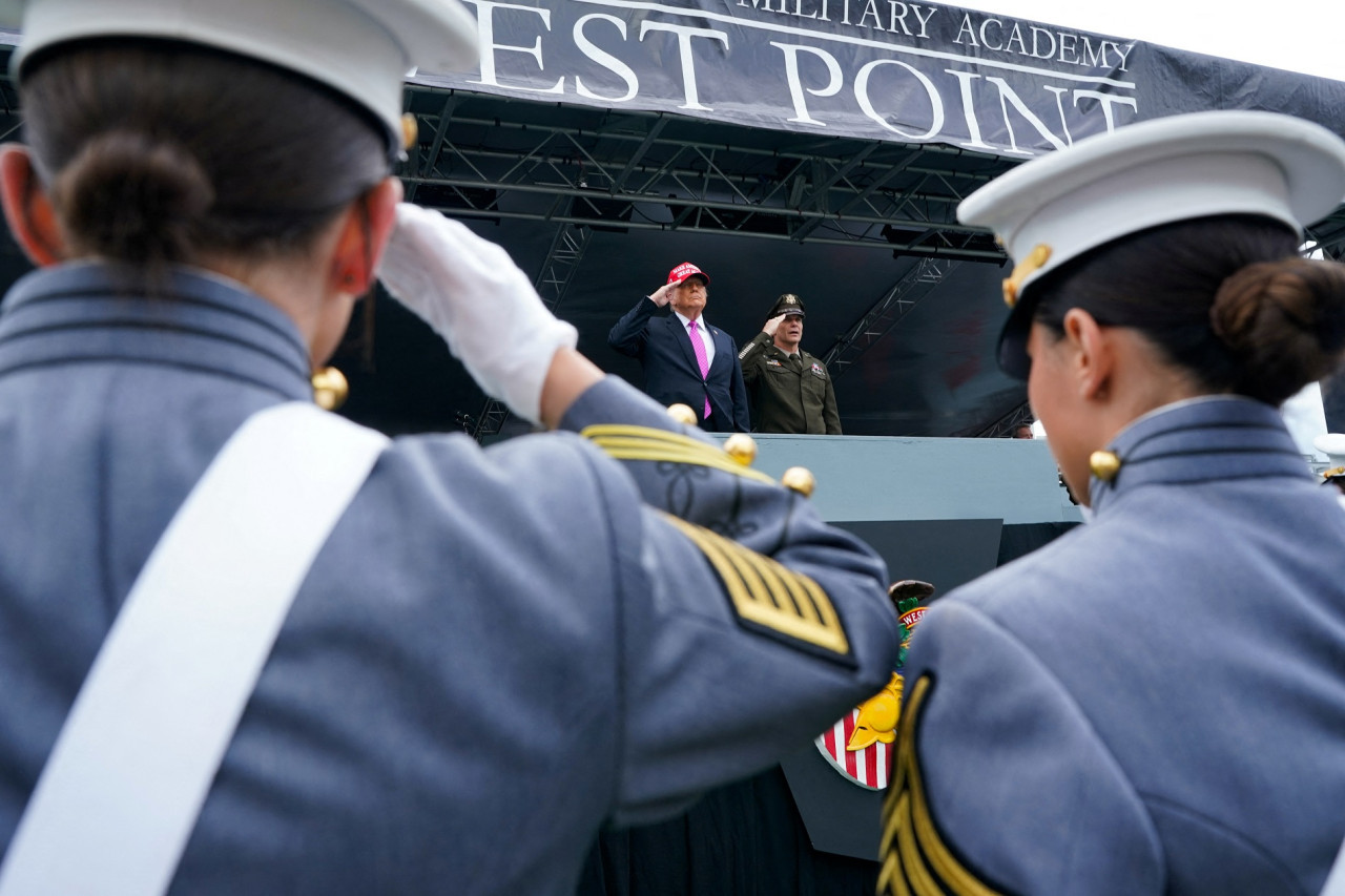 Donald Trump junto a militares de Estados Unidos. Foto: Reuters/Nathan Howard