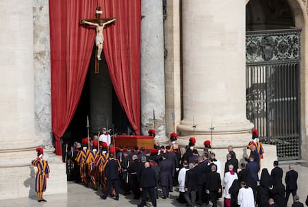 Traslado del cuerpo del papa Francisco a la Basílica de San Pedro. Foto: REUTERS/Guglielmo Mangiapane