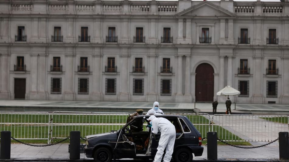 Incendio de un hombre frente al Palacio de la Moneda en Chile, REUTERS