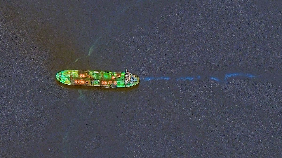 Ataque de los hutíes contra un barco petrolero en el mar Rojo. Foto: Reuters