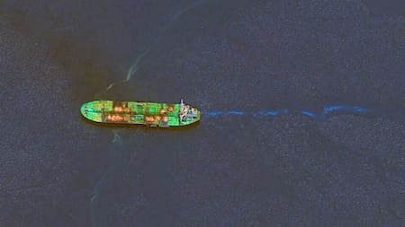 Ataque de los hutíes contra un barco petrolero en el mar Rojo. Foto: Reuters