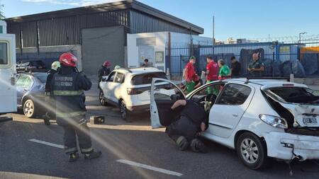 Violento choque en Costanera: tres autos involucrados, heridos y personas atrapadas