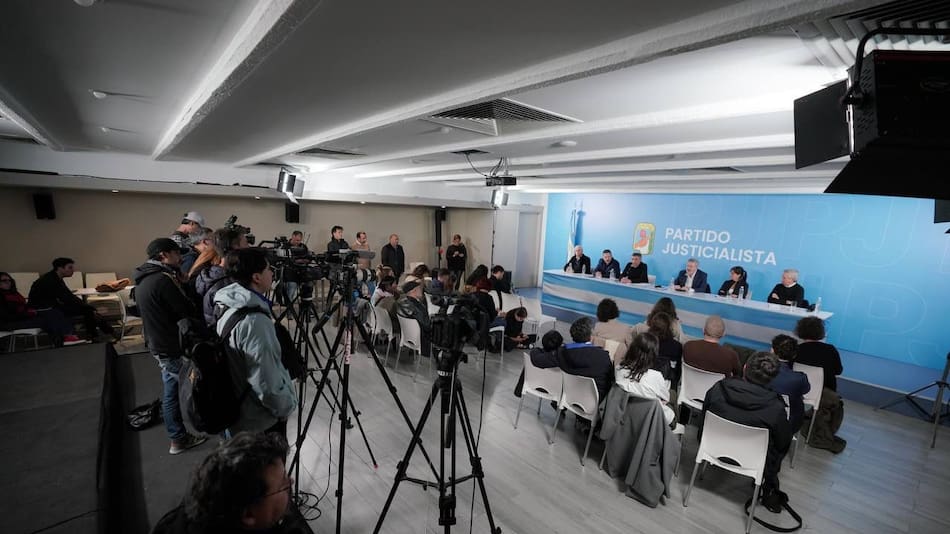 Máximo Kirchner con medios internacionales en la sede del PJ.