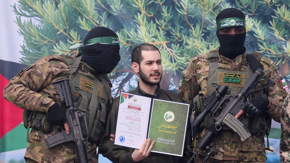 Liberación de tres rehenes israelíes en Gaza por parte de Hamás. Foto: REUTERS.
