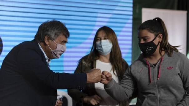 Entrega de tarjetas de telefonía celular a alumnas y alumnos de Merlo