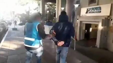 El momento de la detención del sospechoso. Foto: Twitter.