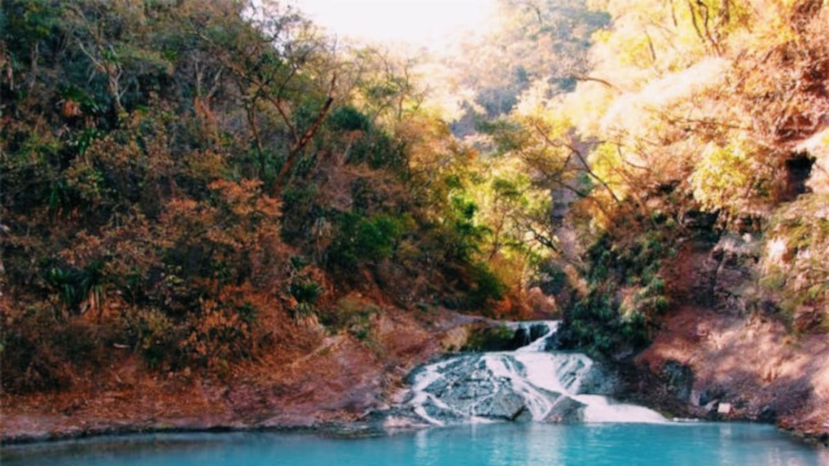 Escapada termal ideal para jubilados en invierno: por qué estas aguas turquesas solo pueden visitarse durante esta época del año