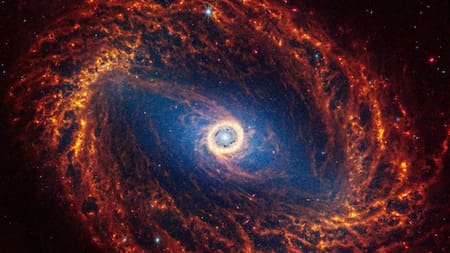 La galaxia espiral NGC 1512, capturada desde el Telescopio James Webb. Foto: Reuters.