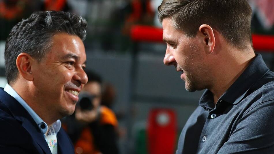 Marcelo Gallardo y Steven Gerrard en el Al Ittihad vs. Al Ettifaq. Foto: @SPL_EN.