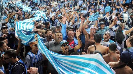 Hinchas de Racing vs. Huracán. Foto: Télam.