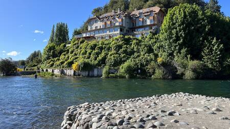 El "Caribe" Patagónico: el Río Correntoso y un hotel centenario. Foto: Pato Daniele
