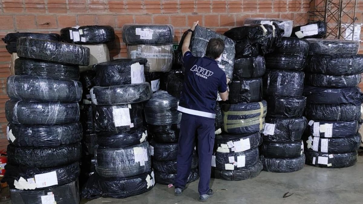 Aduana incautó más de 500 neumáticos. Foto: DGA
