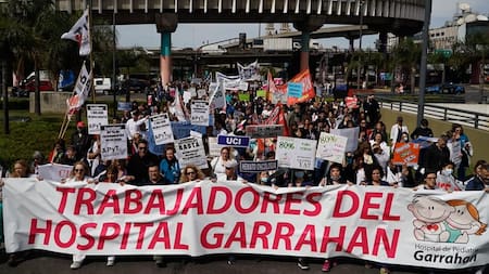 Trabajadoes del Garrahan se manifiestan ante el Ministerio de Salud. Foto:@Cele_Fierro