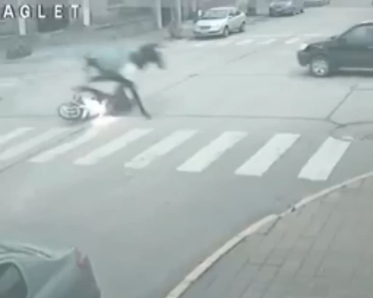 Una moto fue embestida por un caballo en Necochea. Fuente: Captura