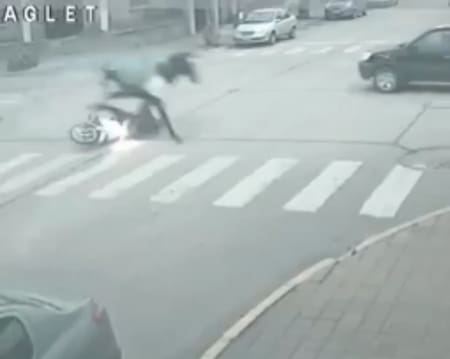 Una moto fue embestida por un caballo en Necochea. Fuente: Captura