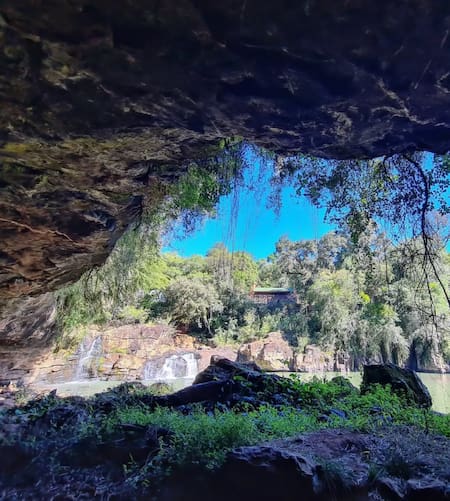 Gruta India, Misiones. Foto Instagram @demitierraroja_almundo