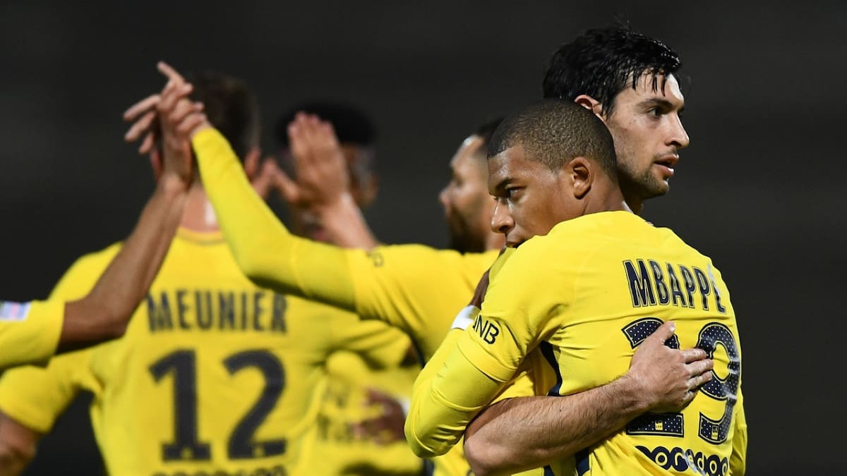 El abrazo entre Javier Pastore y Kylian Mbappé. Foto: NA.
