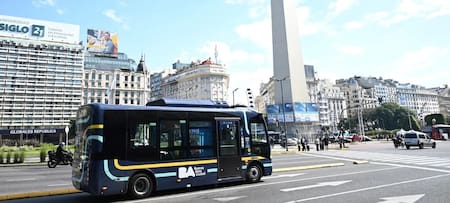 Colectivo eléctrico en la Ciudad. Foto: NA