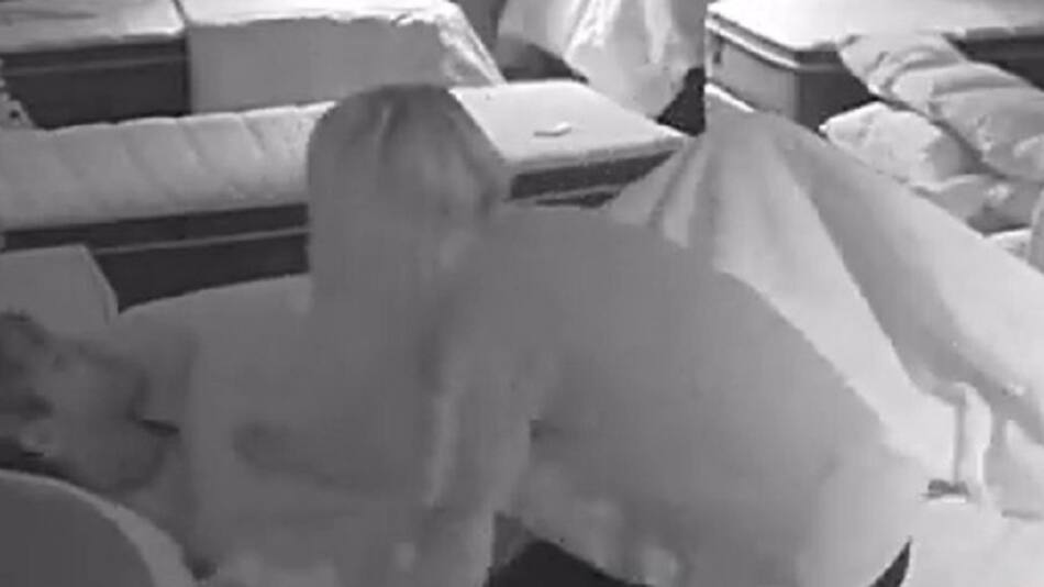 Camila se acerca a Marcos mientras dormía. Foto: captura.