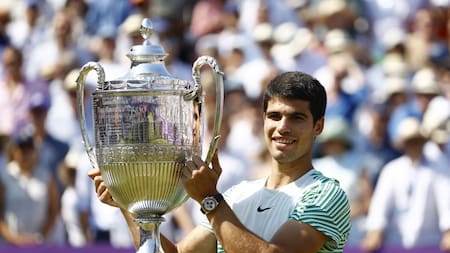 Carlos Alcaraz ganó el ATP 500 de Queens y volvió a la cima del tenis. Foto: Reuters.