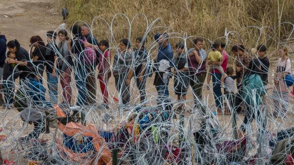 Texas apeló un fallo que permite al gobierno de Biden cortar alambre de púas en la frontera con México