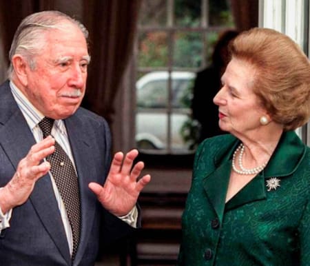 Thatcher en una visita a Pinochet durante su arresto domiciliario. Foto: "Herself Alone"