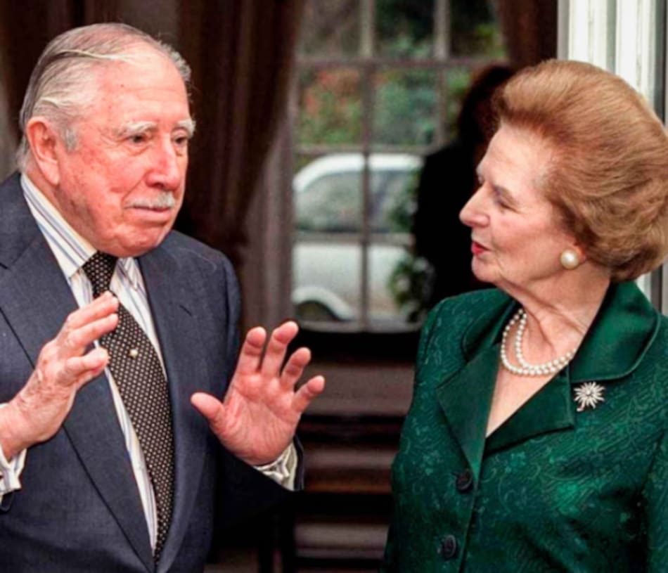 Thatcher en una visita a Pinochet durante su arresto domiciliario. Foto: "Herself Alone"