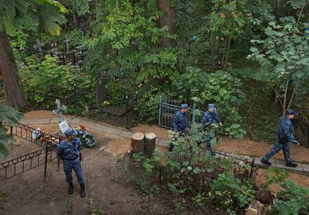 Seguridad cerca de la tumba de Yevgueni Prigozhin. Foto: Reuters.