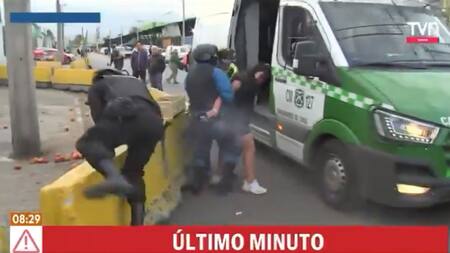 Una mujer le robó el arma a un policía y comenzó a disparar. Foto: Captura.