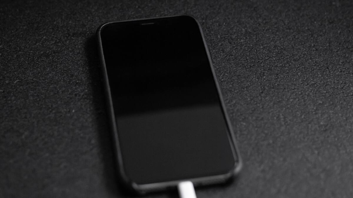 Celular; cargador. Foto: Unsplash