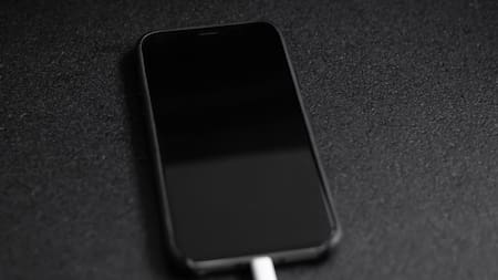 Celular; cargador. Foto: Unsplash