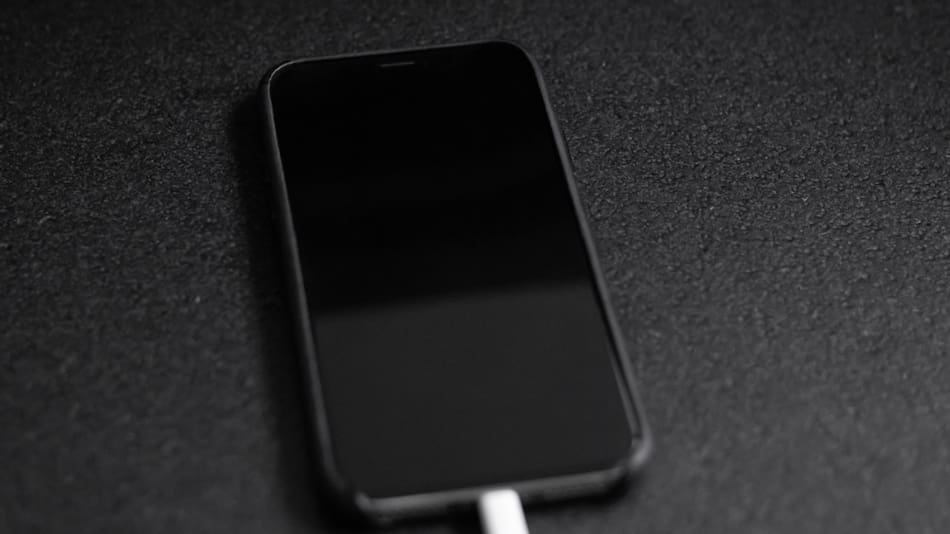 Celular; cargador. Foto: Unsplash