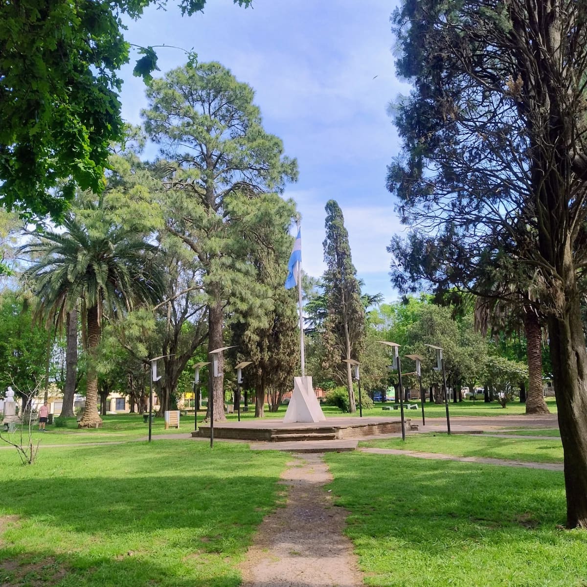e destacan sus fachadas antiguas, su plaza principal arbolada y celebraciones como la Fiesta del Pollo