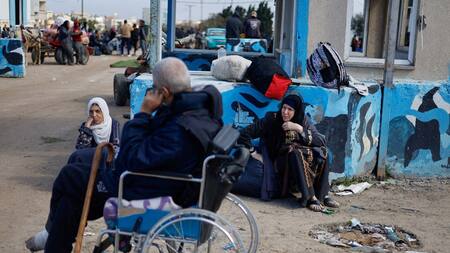 Pacientes palestinos evacuados del hospital Naser. Foto: Reuters.