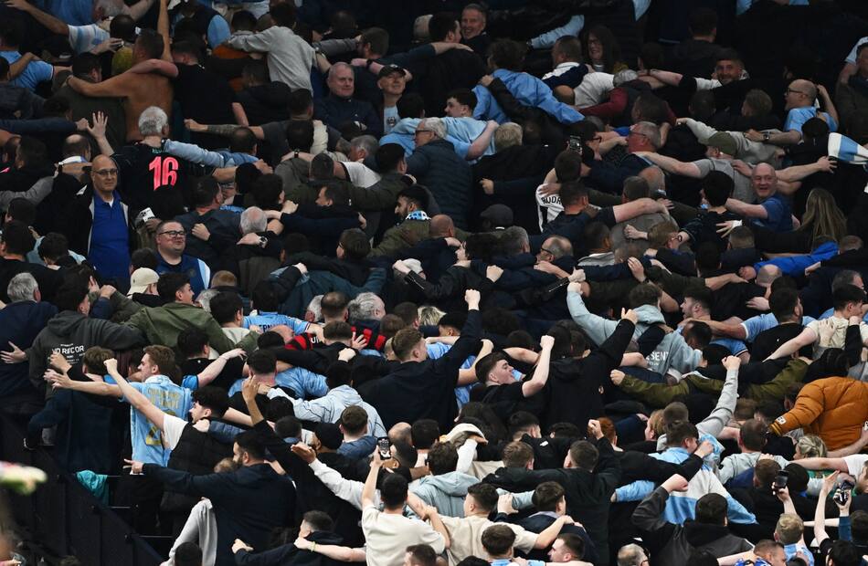 El clásico festejo de los hinchas del Manchester City. Foto: Reuters