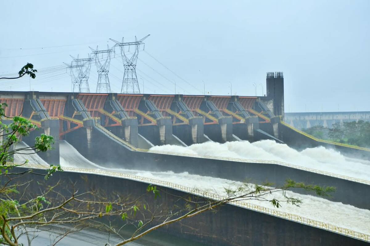 Fotografía de la represa de Itaipú, la central hidroeléctrica más grande de Sudamérica.
