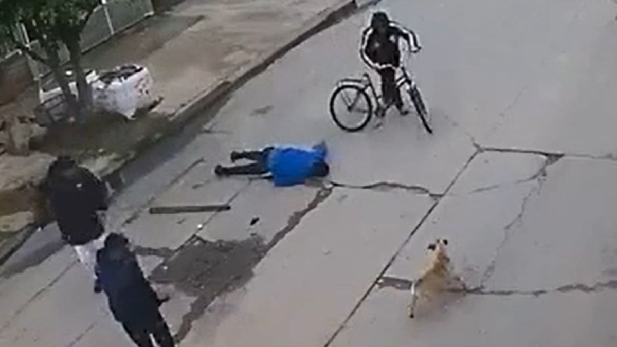 Brutal ataque a un joven de 16 años: quisieron robarle la bicicleta y en el forcejeo lo dejaron convulsionando en el piso