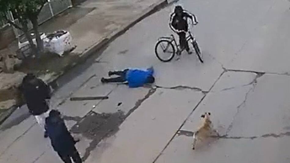 Lo dejaron agonizando en el piso. Foto: captura video.