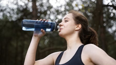 Botellas de agua reutilizables. Foto: Freepik