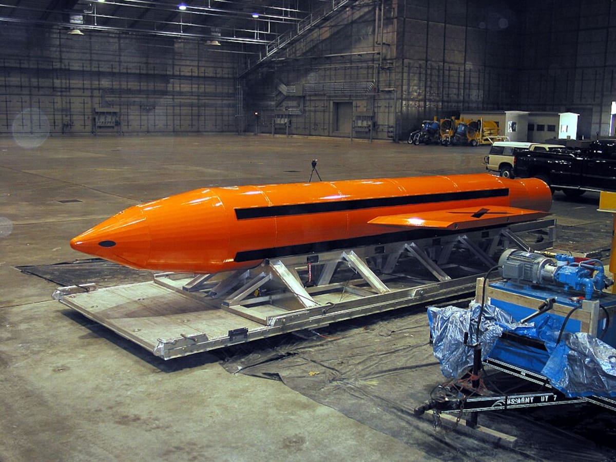 La bomba GBU-43/B Massive Ordnance Air Blast de los Estados Unidos