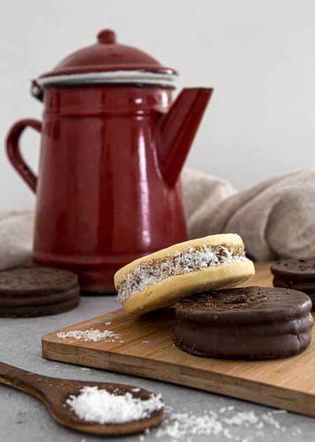 Alfajores de maicena con dulce de leche, un clásico para acompañar el mate. Foto: Freepik