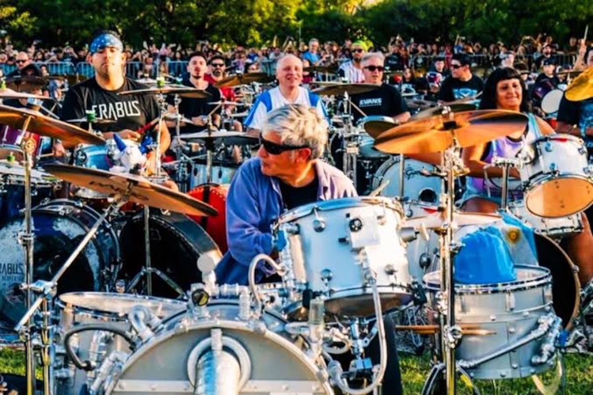 Ensamble de bateristas tocando en vivo en el Festival Día del Baterista en Santa Teresita