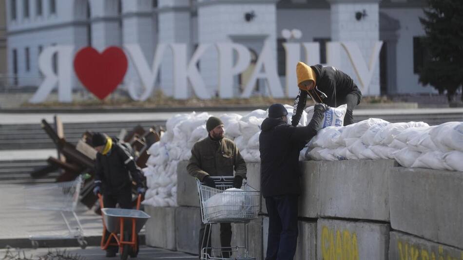 Instalan barricadas en Kiev ante el avance de Rusia. EFE.