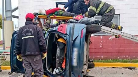 Fue a sacar el registro y volcó el auto. Foto: NA.