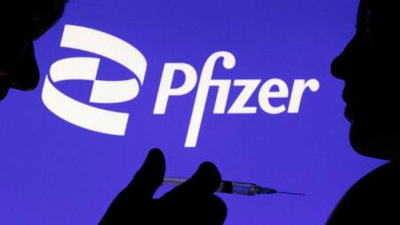La vacuna actualizada contra la variante del COVID-19 es elaborada por Pfizer y BioNtech. Foto: Reuters.