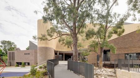 El colegio que fue elegido como el Mejor Edificio del Año. Foto X @ArturCelinski