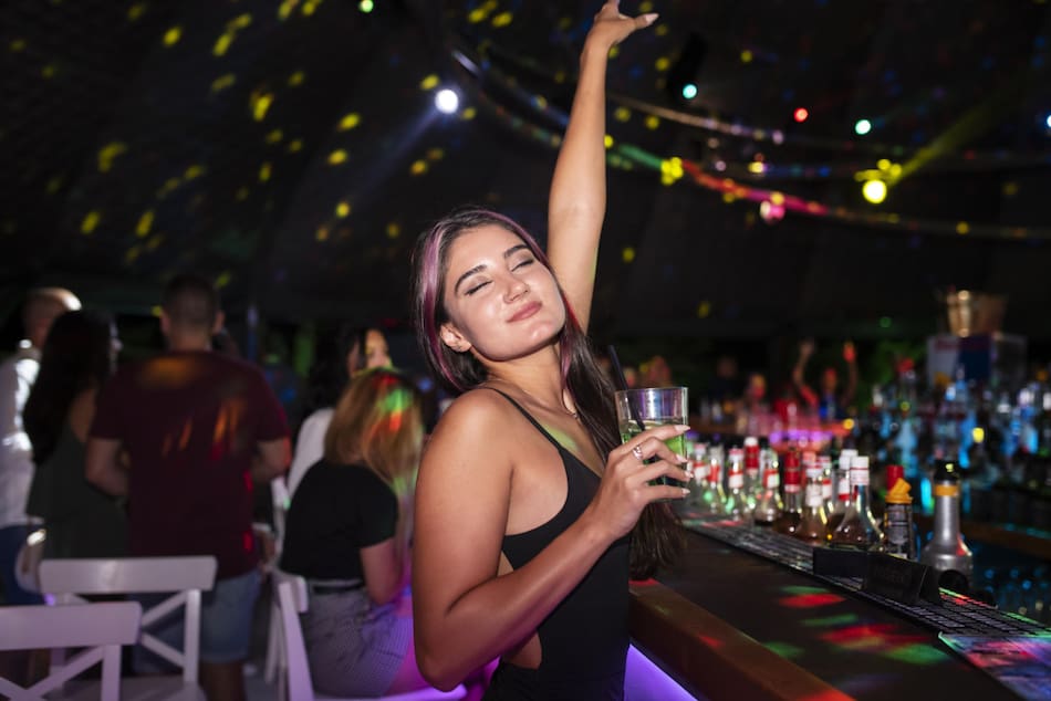 Salir de fiesta de noche. Foto Freepik