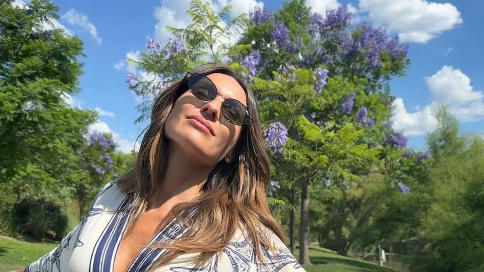 Pampita luciendo una túnica de estilo maxi.